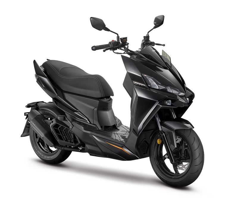 外觀新增「熔岩黑」車色，以多層次黑色調堆疊出低調卻侵略感十足的視覺效果。（圖／SYM提供）