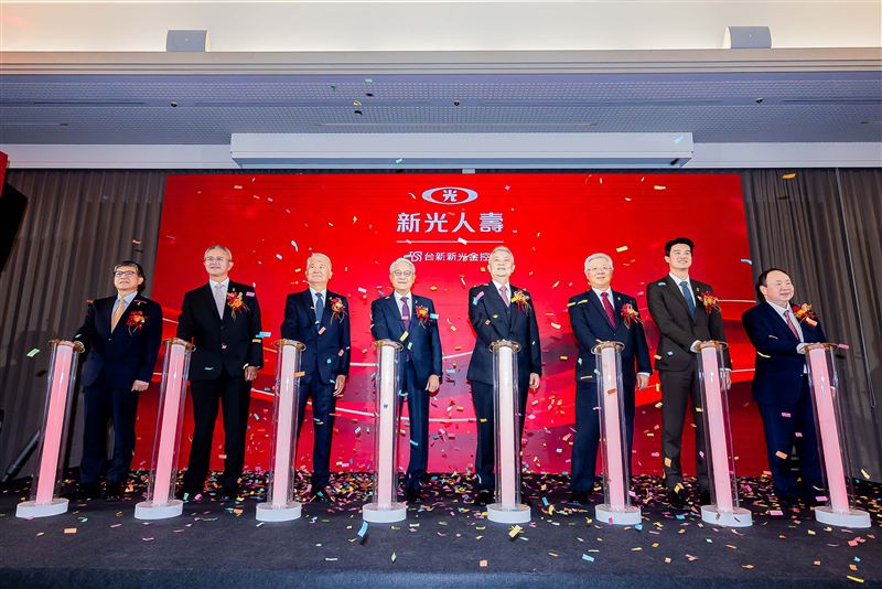 新光人壽以「新新共好，開創新局」為主題舉辦合併茶會，由台新新光金控董事長吳東亮(左4)、台新新光金控總經理林維俊(右3)、新光人壽董事長魏寶生(左3)、新光人壽副董事長洪士琪(左2)、新光人壽總經理黃敏義(左1)、新光人壽董事吳昕豪(右2)、新光人壽資深執行副總戴朝暉(右1)及壽險公會理事長陳慧遊(右4)共同進行啟動儀式，象徵新光人壽邁入新篇章。（圖／台新金控提供）