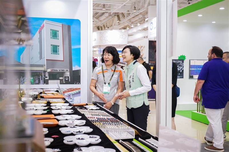 起造新高雄！林岱樺拋「一纜二塔三黃金」AI自駕車導覽、軍工三支箭，目標年賺千億觀光財