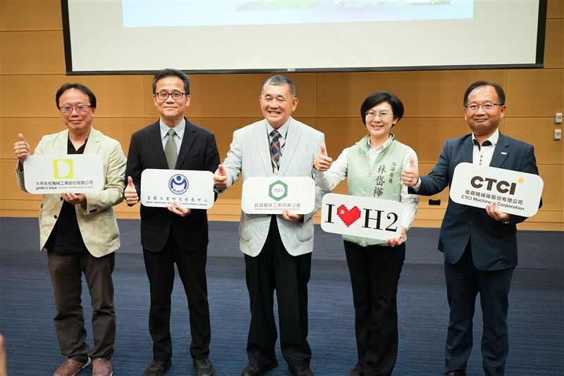 起造新高雄！林岱樺拋「一纜二塔三黃金」AI自駕車導覽、軍工三支箭，目標年賺千億觀光財