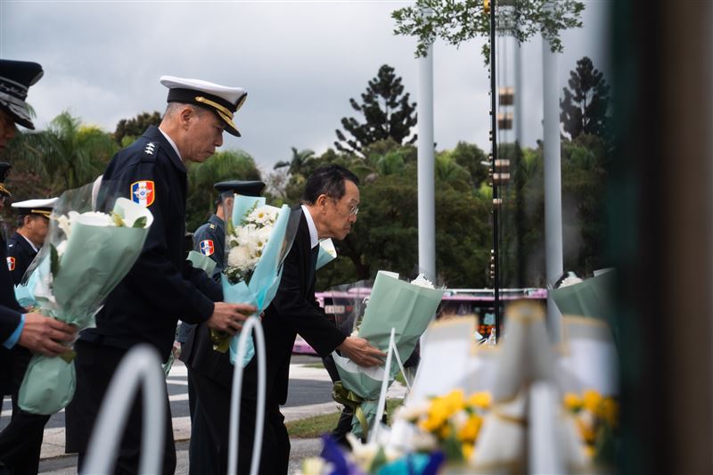 顧立雄緬懷8英雄。（圖／翻攝自國防部發言人）