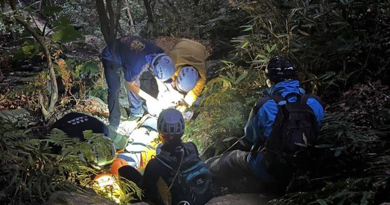 苗栗縣泰安鄉水雲吊橋及虎山步道1日接連發生山難，消防人員接力救援至深夜。（圖／翻攝畫面）