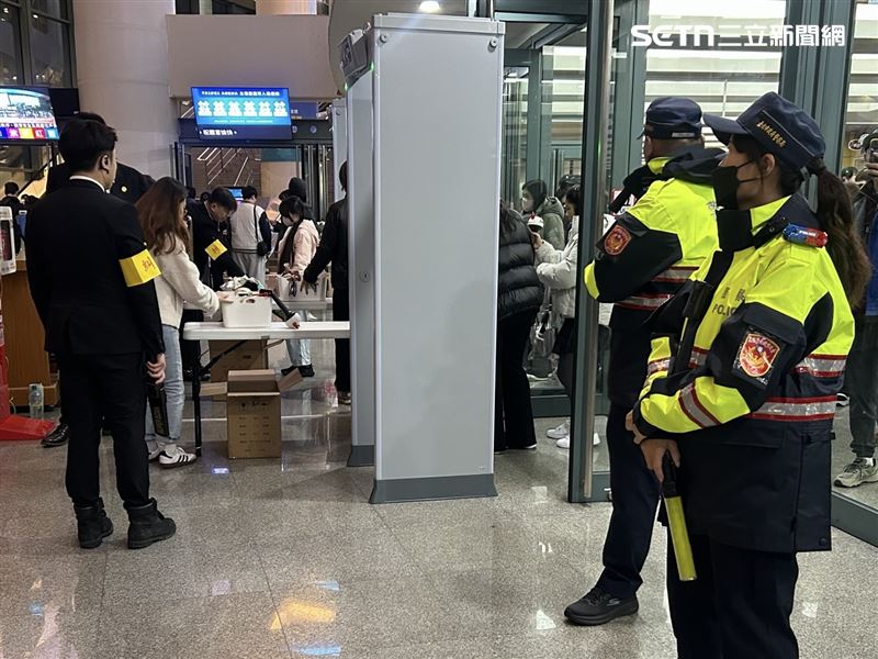 南韓女團BABYMONSTER在台北小巨蛋開唱，現場維安升級。（圖／讀者提供）