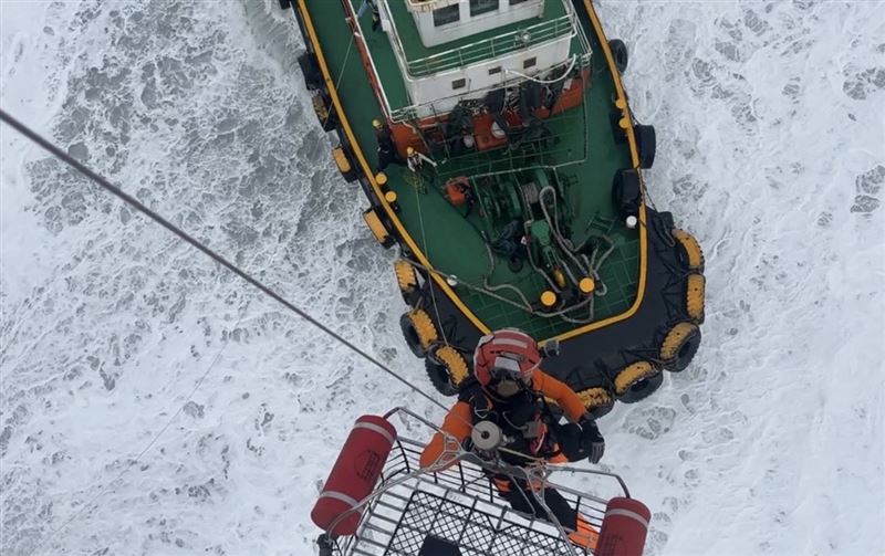 貨輪花蓮溪口失能，海巡署即刻救援5人脫險