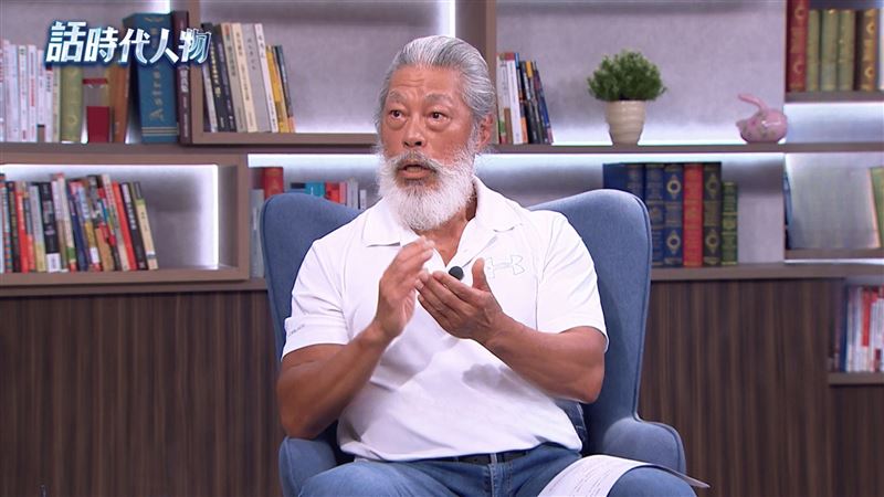70歲前飛安調查官李寶康接受鄭弘儀專訪,分享調查空難經歷,曾背罹難者小腿下山,蓄鬍承諾亡魂。(圖/《話時代人物》提供)