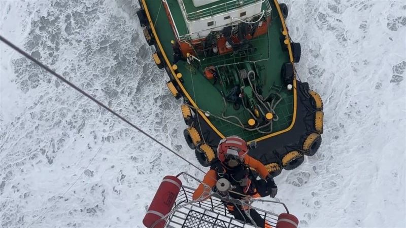 貨輪花蓮溪口失能海巡署即刻救援5人脫險