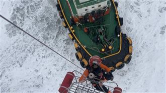 貨輪花蓮溪口失能海巡署即刻救援5人脫險