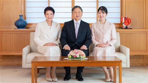 日男翻欄「脫衣全裸」　天皇面前遭警壓制