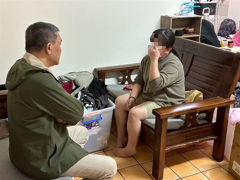 鬼父利用全癱女騙善款全拿!苦母當洗碗工咬牙養4兒女18年,全家逃離。(圖/翻攝自《愛的延續》公益協會臉書)