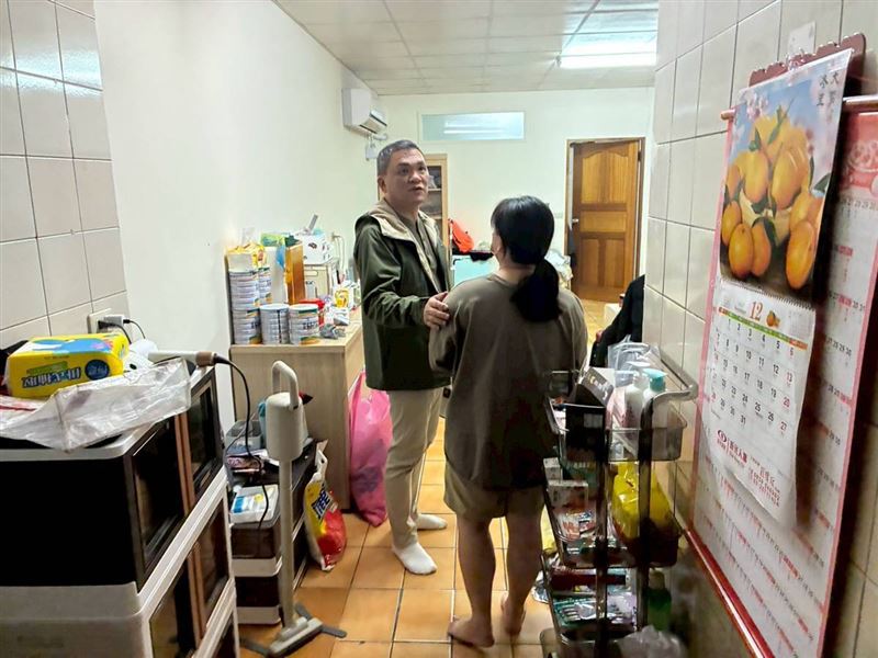 鬼父利用全癱女騙善款全拿!苦母當洗碗工咬牙養4兒女18年,全家逃離。(圖/翻攝自《愛的延續》公益協會臉書)