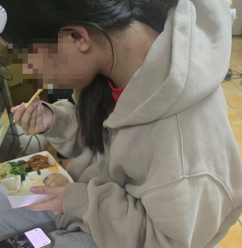 鬼父利用全癱女騙善款全拿!苦母當洗碗工咬牙養4兒女18年,全家逃離。(圖/翻攝自《愛的延續》公益協會臉書)