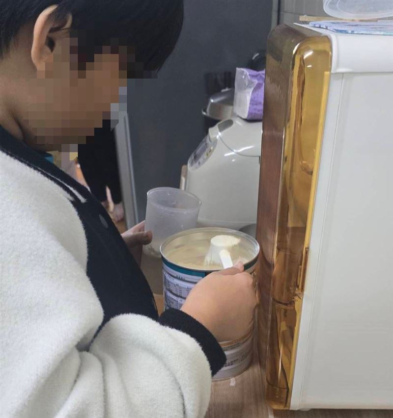 鬼父利用全癱女騙善款全拿!苦母當洗碗工咬牙養4兒女18年,全家逃離。(圖/翻攝自《愛的延續》公益協會臉書)