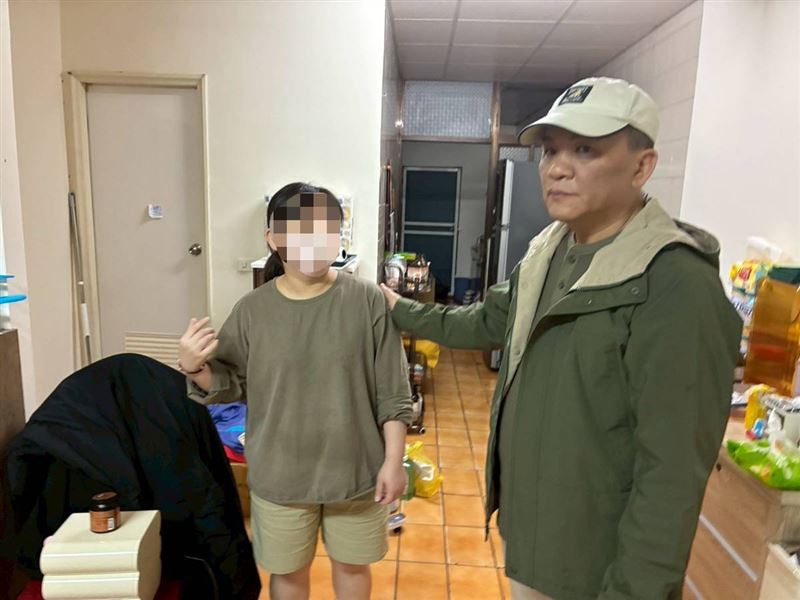 鬼父利用全癱女騙善款全拿!苦母當洗碗工咬牙養4兒女18年,全家逃離。(圖/翻攝自《愛的延續》公益協會臉書)