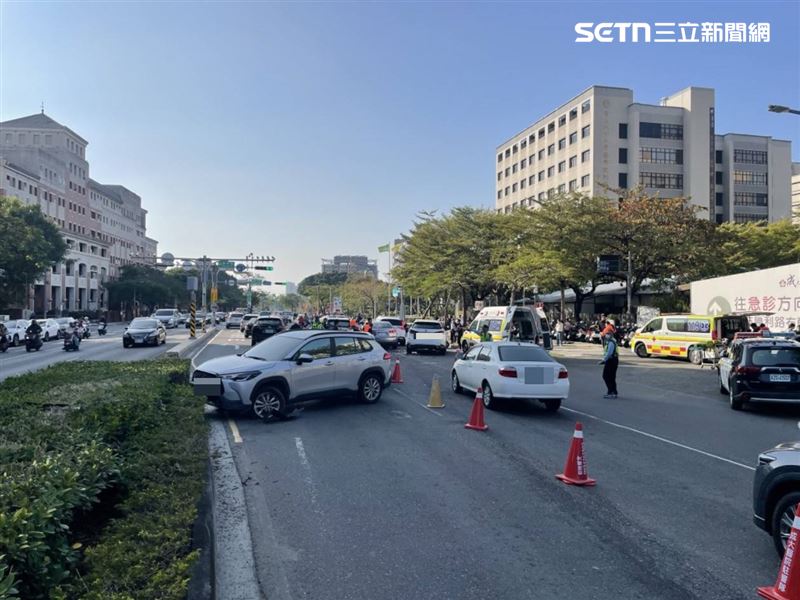 台南成大醫院附近發生一起離譜車禍,現場一共7車遭撞毀損。(圖/民眾提供)