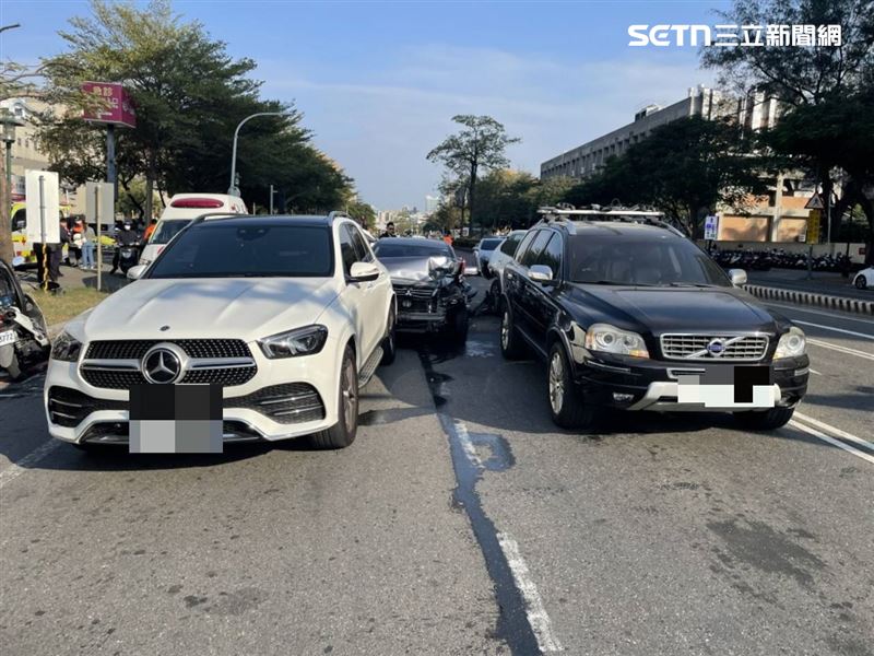 陳姓老翁開車一路撞,整起事故一共波及7輛車。(圖/民眾提供)