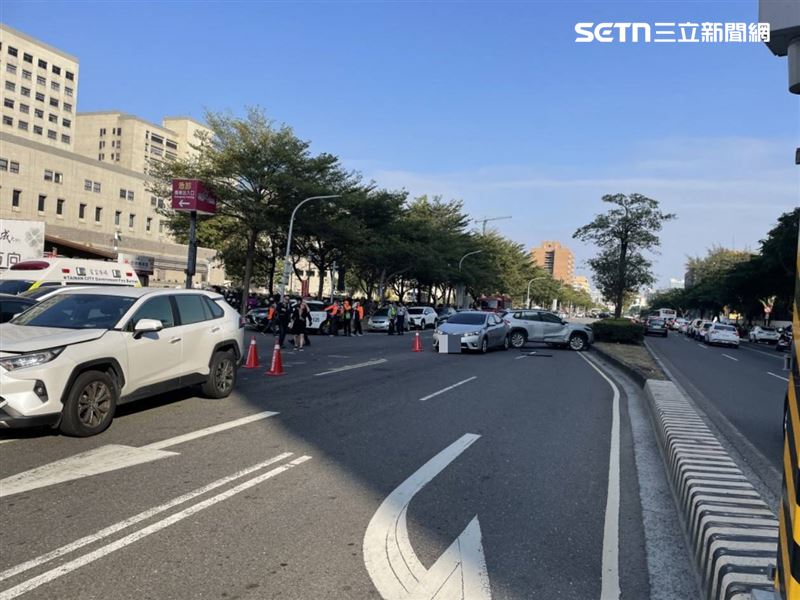 陳姓老翁開車一路撞,整起事故一共波及7輛車。(圖/民眾提供)