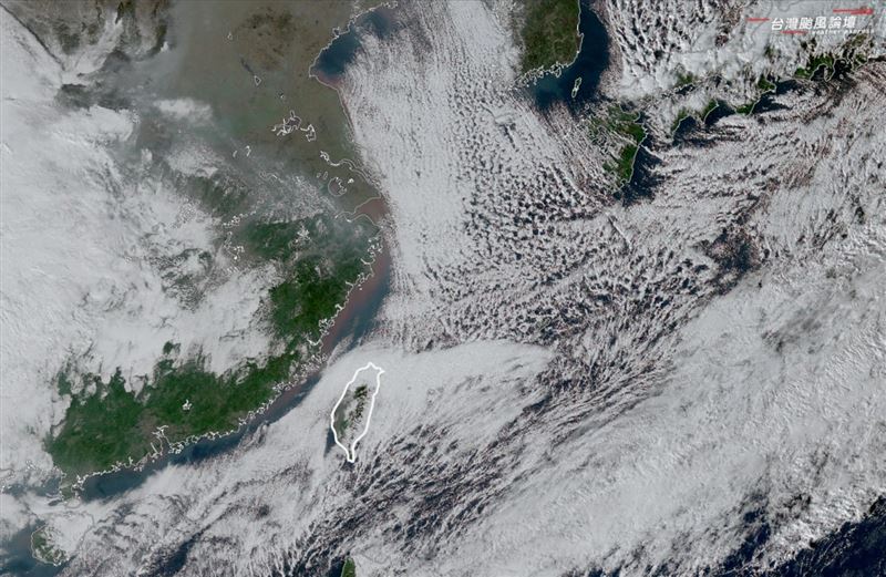 「雲街」現蹤！網驚：光看雲圖就發抖。（圖／翻攝自「台灣颱風論壇｜天氣特急」臉書）