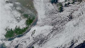 「雲街」現蹤！網驚：光看雲圖就發抖。18縣市低溫特報。（圖／翻攝自「台灣颱風論壇｜天氣特急」臉書）