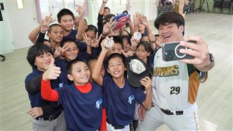 張肇元自掏腰包送手套　勉勵小球芽學習