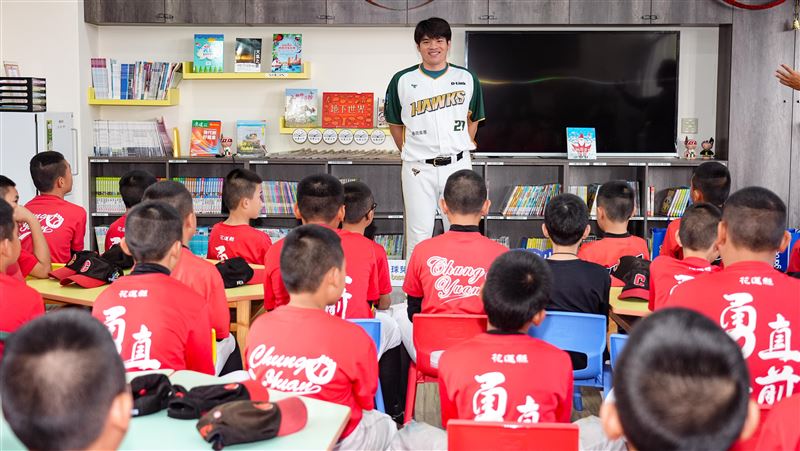 張肇元擔任球芽基金頒獎嘉賓。（圖／球芽基金提供）