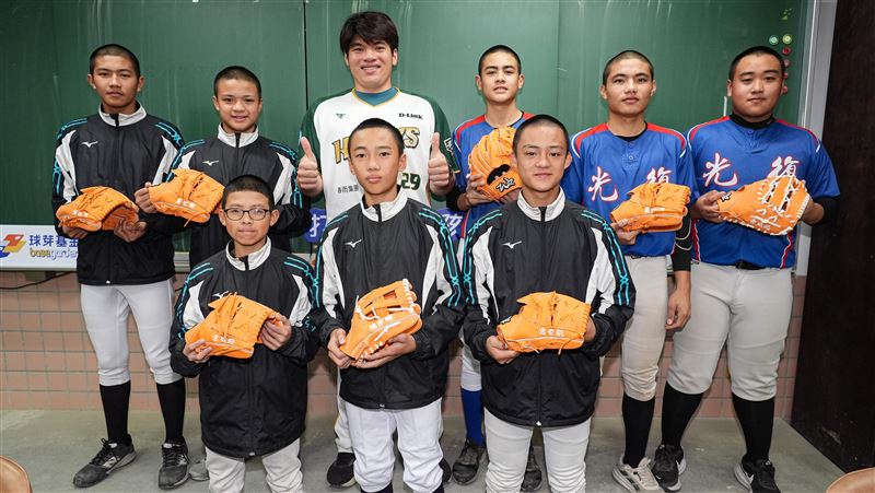 張肇元擔任球芽基金頒獎嘉賓。（圖／球芽基金提供）