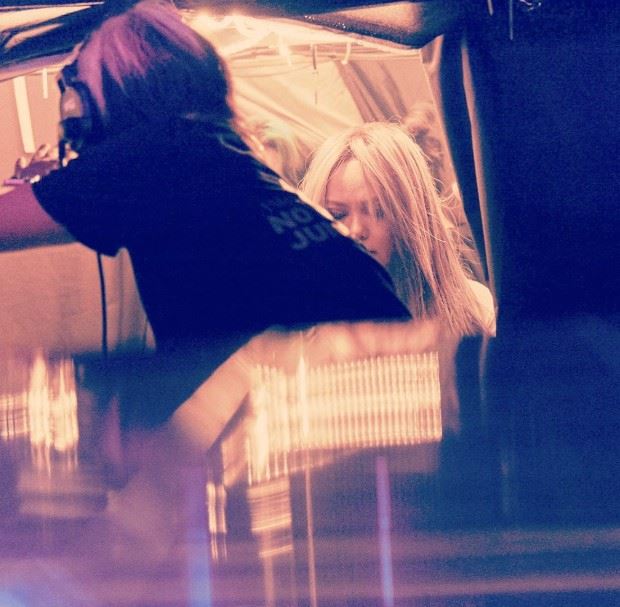 錄音時，阿妹坦言曾因角色轉換卡關，索性關掉錄音室燈，只留一盞小燈慢慢磨。（圖／翻攝自張惠妹IG）