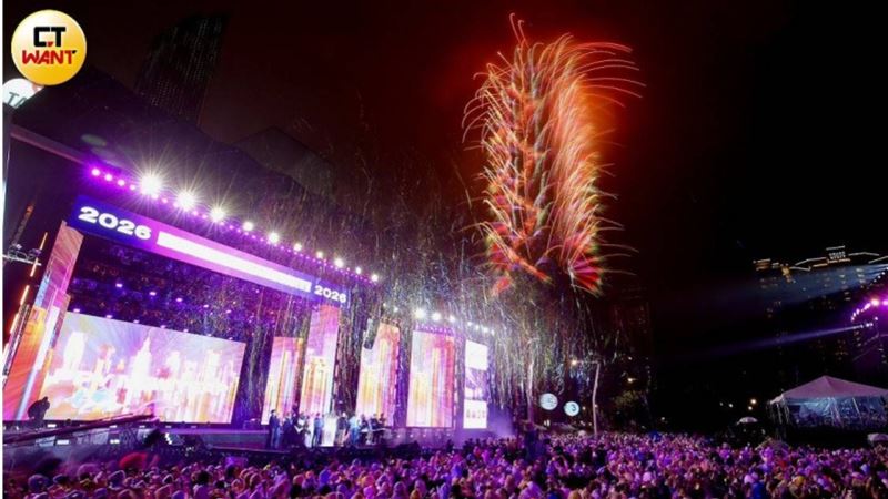 網友在PTT上熱議台北101啟用前的跨年記憶，引發共鳴。（圖／侯世駿攝）