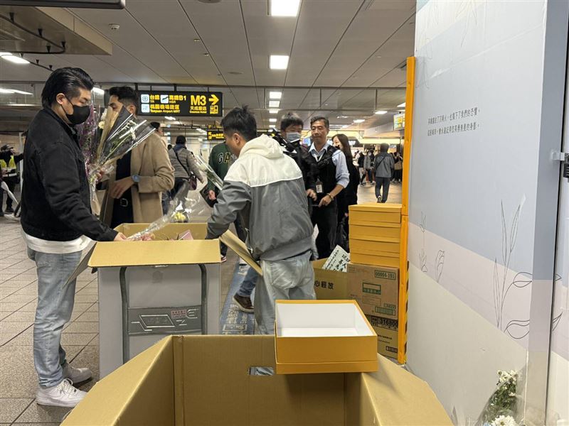 捷運臺北車站B1的悼念牆，民眾留下的獻花、留言與各式心意物品，全數由告別式籌辦單位接手運送。（圖／臺北大眾捷運股份有限公司提供）