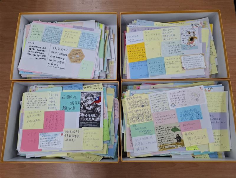 捷運公司逐張掃描、拍照保存所有留言卡片，製作成電子檔。（圖／臺北大眾捷運股份有限公司提供）