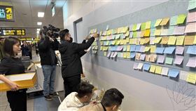 捷運臺北車站B1的悼念牆，民眾留下的獻花、留言與各式心意物品，全數由告別式籌辦單位接手運送。（圖／臺北大眾捷運股份有限公司提供）