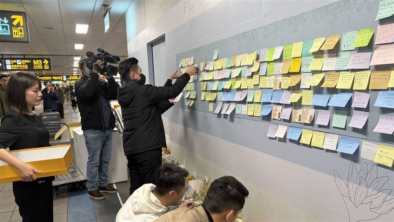 臺北捷運公司細心整理超過590張A4留言卡。（圖／臺北大眾捷運股份有限公司提供）