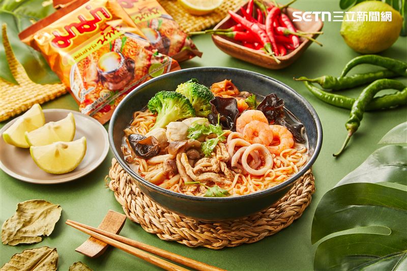 神還原美味！AI機器人現煮「蟹腳、牛肉」泰國MAMA泡麵。（圖／翻攝畫面）