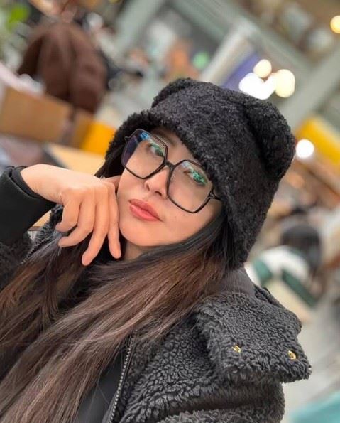 王祖賢向粉絲祝賀2026年新年快樂，以「祖賢姐姐」自稱，身穿一身墨黑造型，搭配黑框眼鏡與毛帽，氣質清新自然，幾乎看不出已58歲。（圖／翻攝自網路）