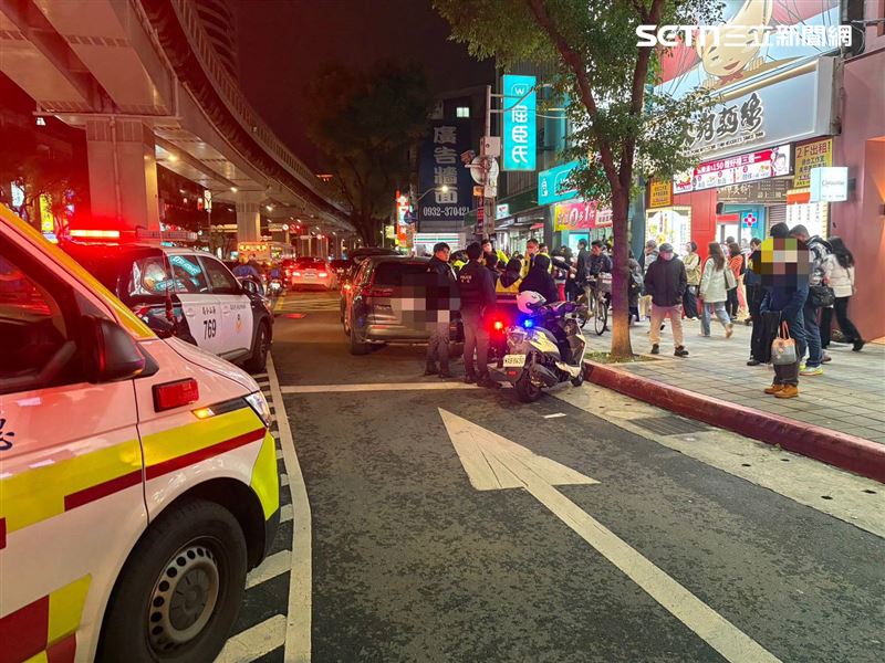 天寒地凍！新北「裸女」當街跳車，目擊者驚呆急打110。（圖／翻攝畫面）