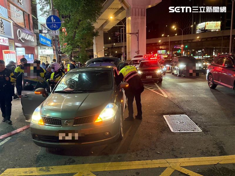 員警前往現場發現是男女朋友在車上發生爭吵。（圖／翻攝畫面）