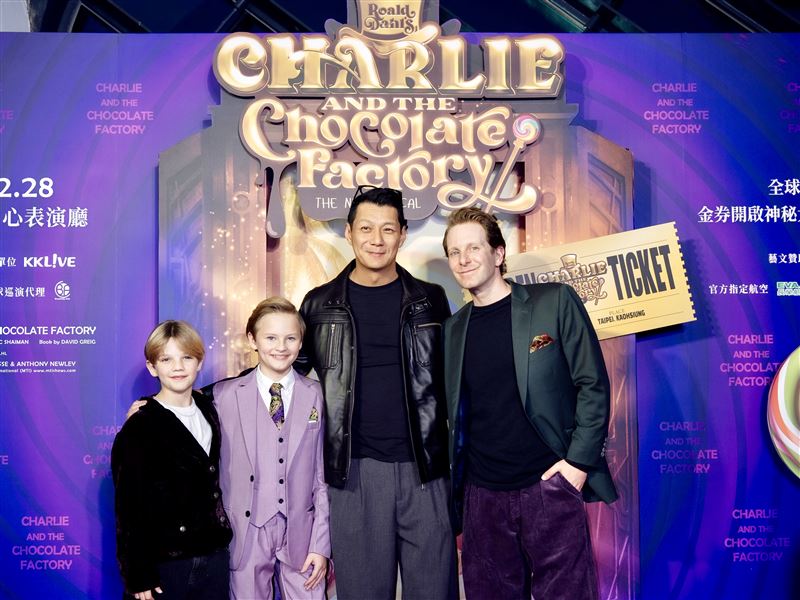 《巧克力冒險工廠》主要演員Cohen Toukatly（飾查理）、主持人聶雲與 Daniel Plimpton（飾威利&bull;旺卡）」。（圖／華文環球藝術娛樂提供）