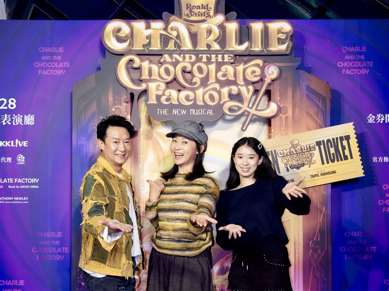 香港藝人劉錫明、金鐘影后劉瑞琪、劉錫明女兒安晴，同框支持《巧克力冒險工廠》音樂劇。（圖／華文環球藝術娛樂提供）