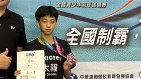 羽霸盃全國羽球賽　劉芯羽跨組又越級摘雙冠第4屆羽霸盃全國青少年羽球錦標賽21日繼續在台北市立體育館進行，高雄市民權國小劉芯羽（右）跨組挑戰六年級男單，更「越級」報名國中組女單，最終勇奪雙料冠軍。（羽霸盃提供）中央社記者黎建忠傳真　114年9月21日