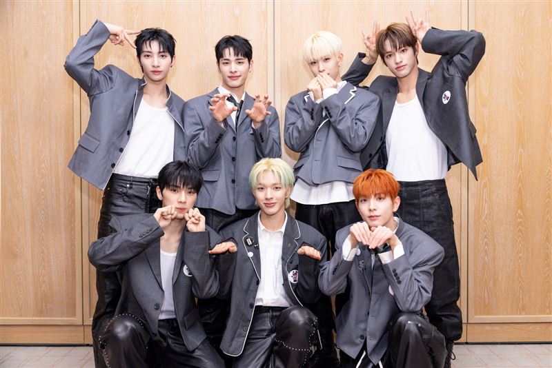 成員YU（後排左1）獲選「國寶級美貌」。（圖／藝尚提供）