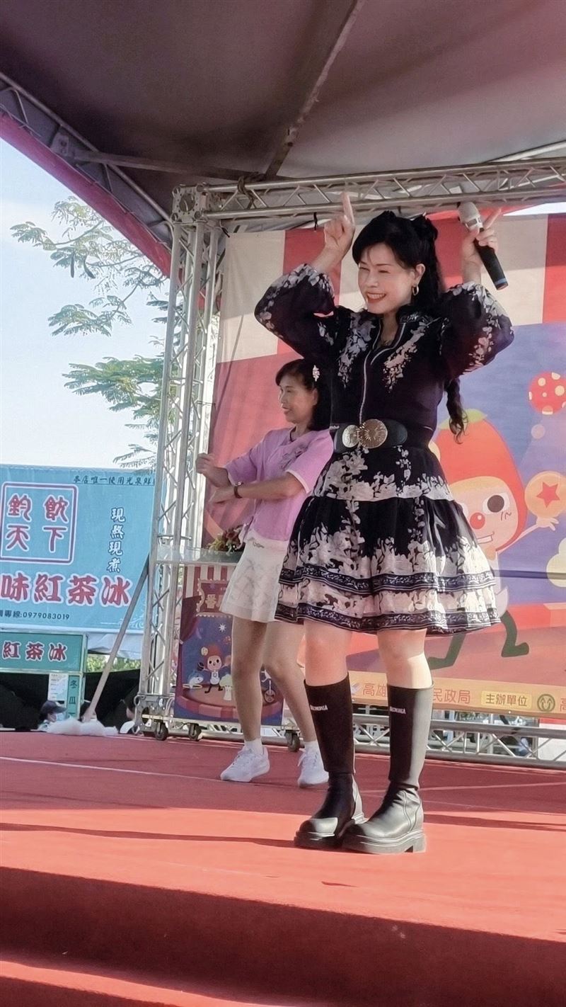 謝采吟在跨年演唱自創曲《羊咩咩》爆紅。（圖／翻攝自超級紅人榜-謝采吟（羊咩咩歌后）臉書）