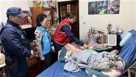 潘姓男子酒駕遭通緝落網，擔憂自己入獄後癱瘓的妻子沒人照顧，花蓮縣議員魏嘉賢和里長前往關心。（圖／翻攝自魏嘉賢臉書）