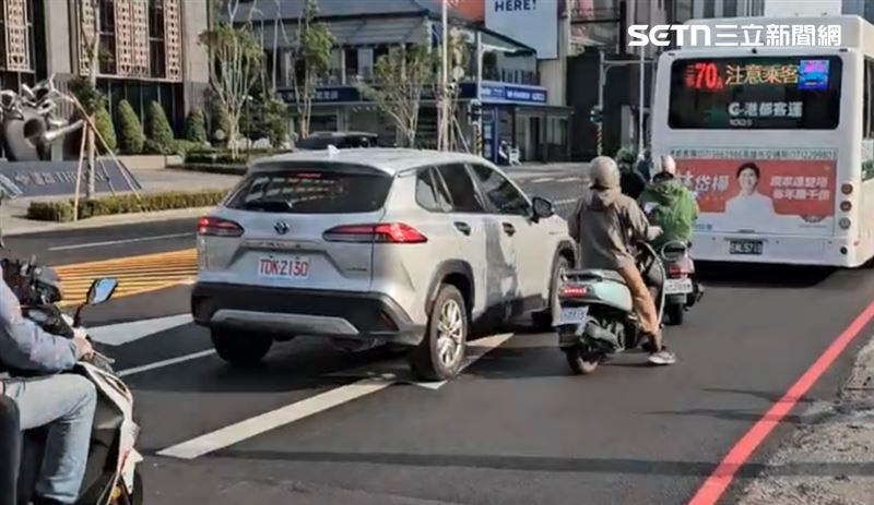 路旁還設有公車站，公車只要ㄧ進站，後方交通大打結，機車得鑽縫通行。（圖／記者薛仁宏攝影）