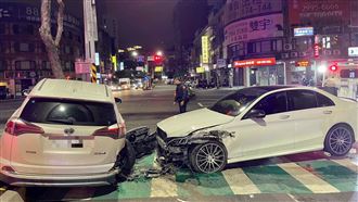 賓士追撞汽車！駕駛拒唾液快篩重罰18萬