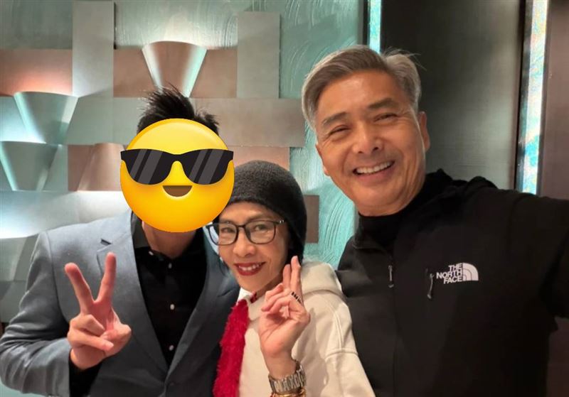 周潤發（右）妻陳薈蓮（中）身形略顯消瘦。（圖／翻攝自微博）