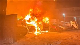 停在停車場內的大貨車突然竄出火煙。（圖／翻攝畫面）