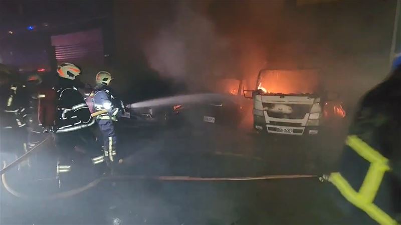 消防隊獲報到場射水搶救。（圖／翻攝畫面）