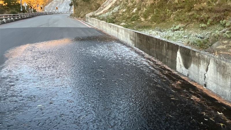 強烈冷氣團發威,南橫公路東段路面結冰,今天上午預警性封閉。(圖/翻攝畫面)