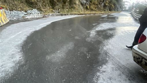 強烈冷氣團發威！南橫公路東段路面結冰