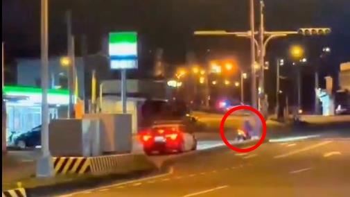 苗栗17歲少年無照飆車遭警車攔檢，竟在大馬路上多次逆向遛警車。（圖／翻攝自社會事新聞影音）
