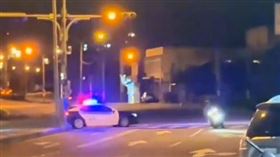 飆車,屁孩,少年,深夜,無車牌,機車,遛警車 ,苗栗（圖／翻攝自社會事新聞影音）